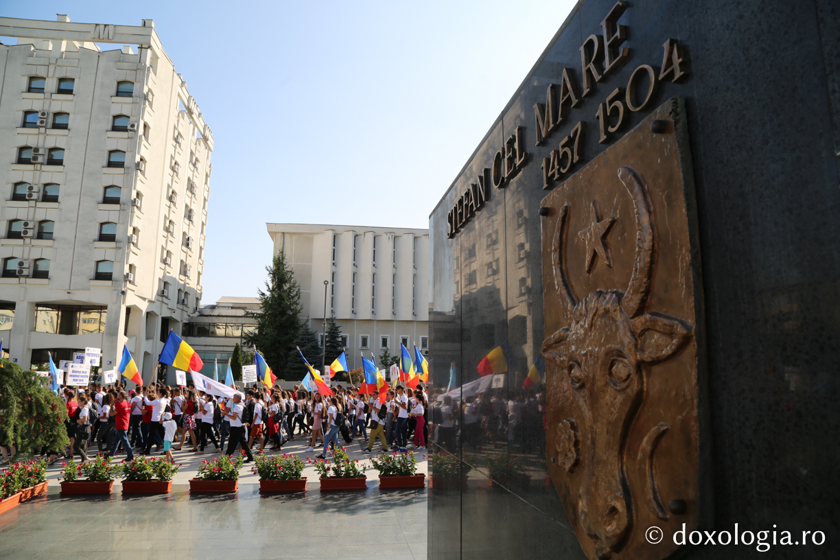 Conferință cu Pr. Constantin Necula, ateliere de comunicare, „Marşul Tineretului” și concert de muzică populară la prima ediție ITOV