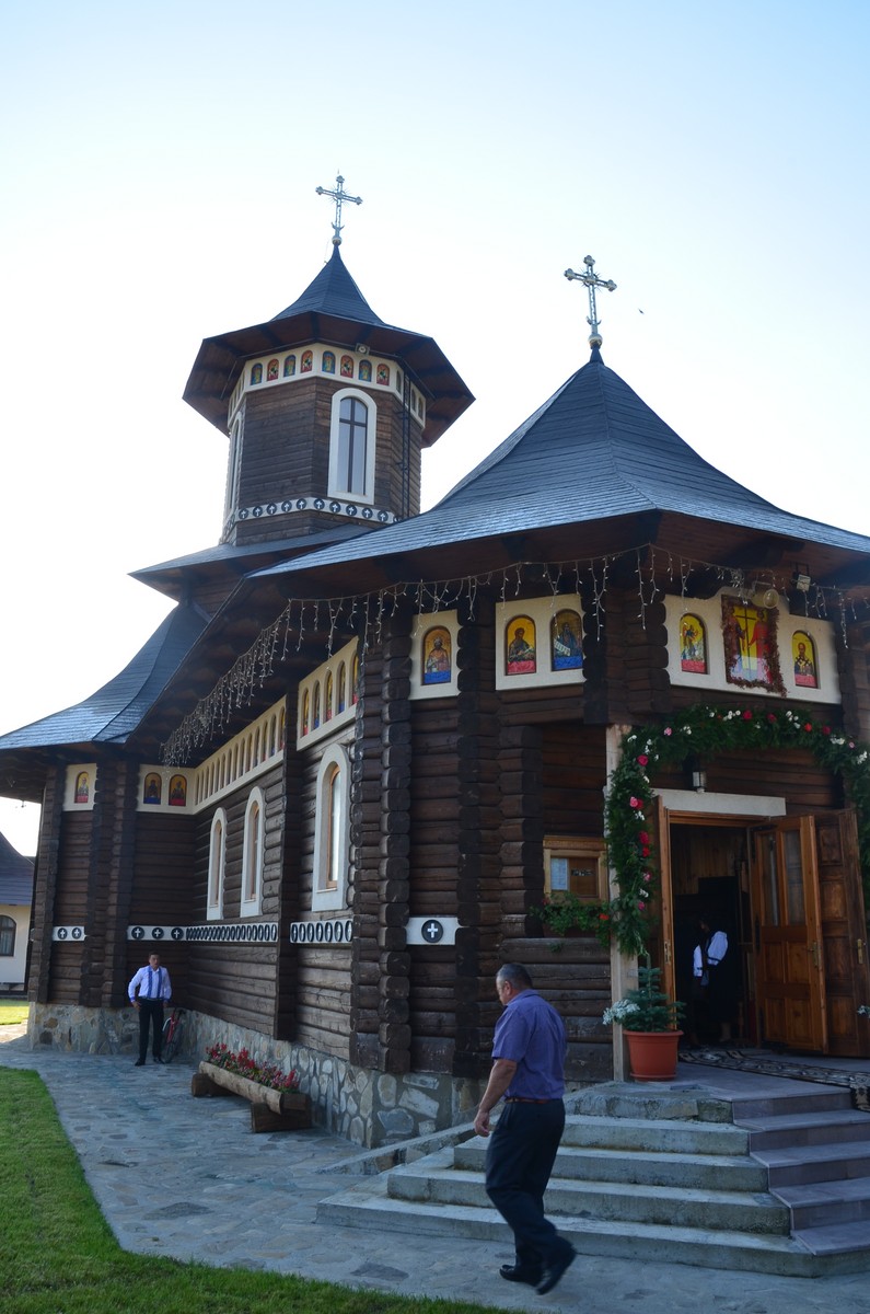 Liturghie arhierească la Vicovu de Jos: „Este de neînchipuit hărnicia și credința dumneavoastră”