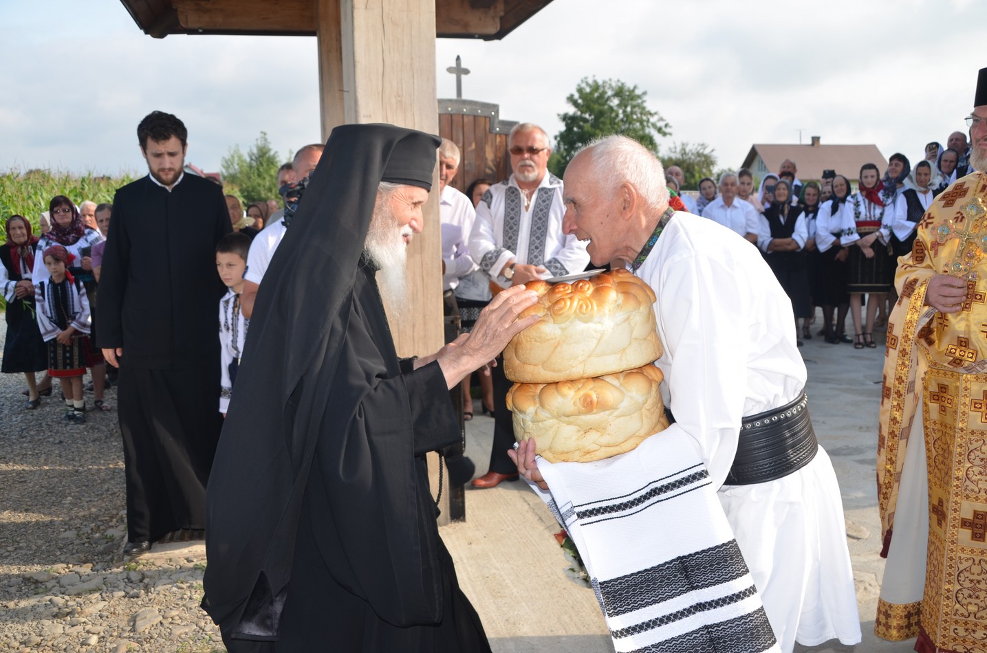 Liturghie arhierească la Vicovu de Jos: „Este de neînchipuit hărnicia și credința dumneavoastră”