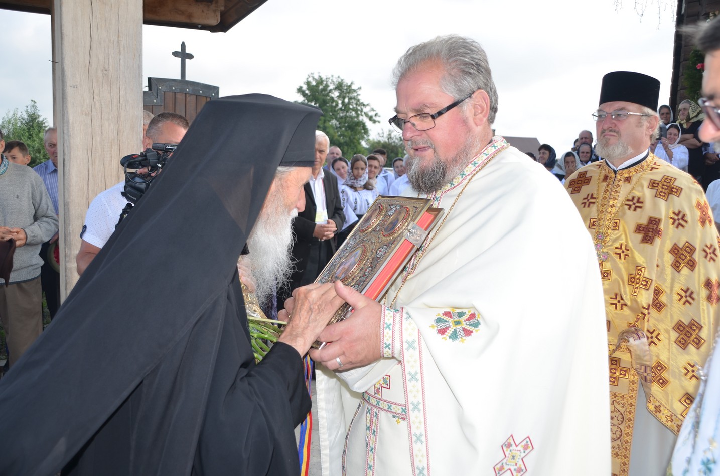 Liturghie arhierească la Vicovu de Jos: „Este de neînchipuit hărnicia și credința dumneavoastră”