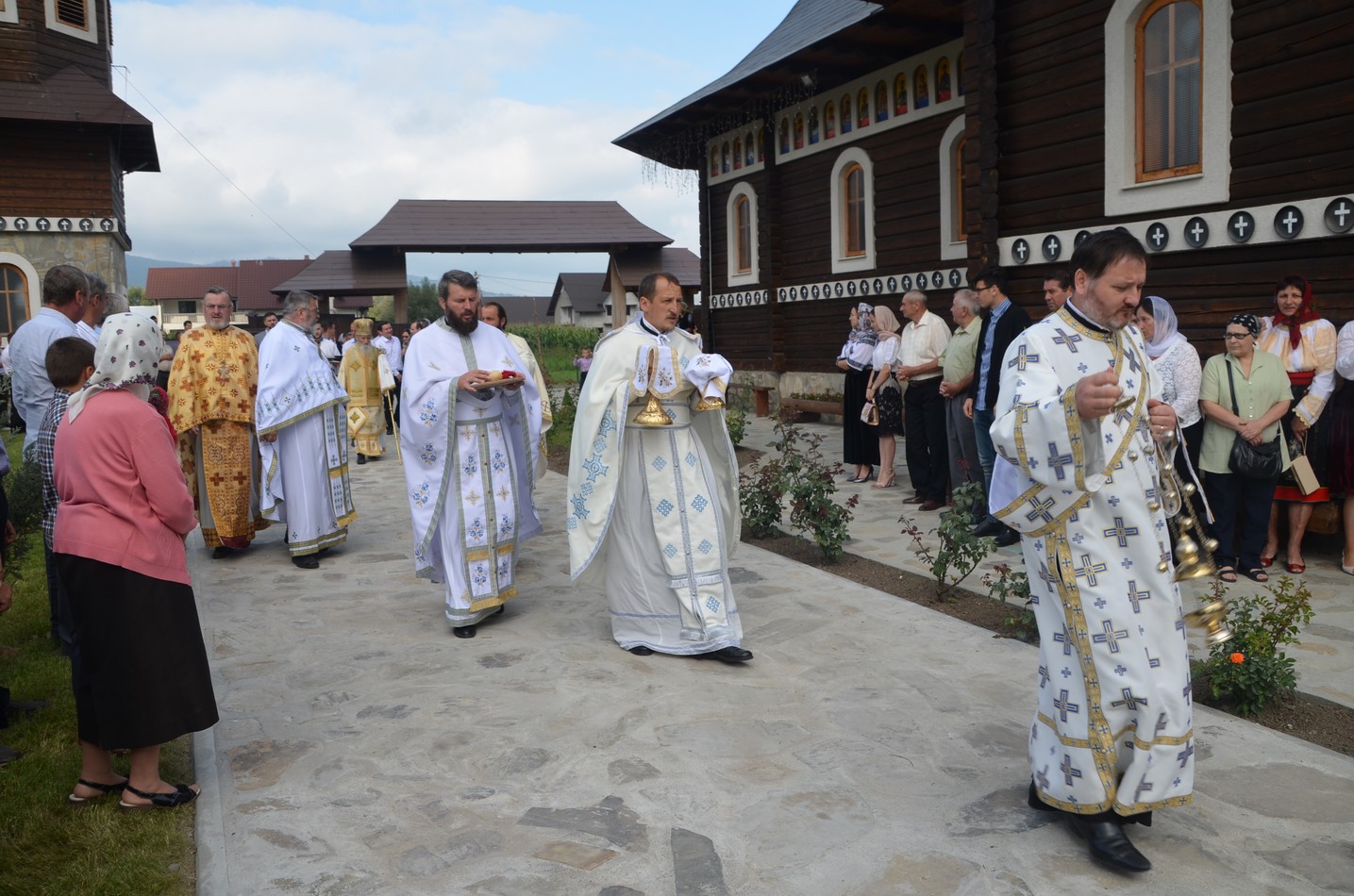 Liturghie arhierească la Vicovu de Jos: „Este de neînchipuit hărnicia și credința dumneavoastră”