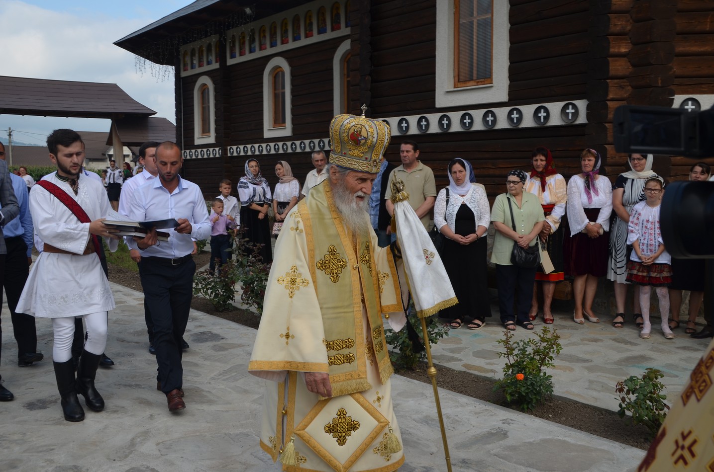 Liturghie arhierească la Vicovu de Jos: „Este de neînchipuit hărnicia și credința dumneavoastră”