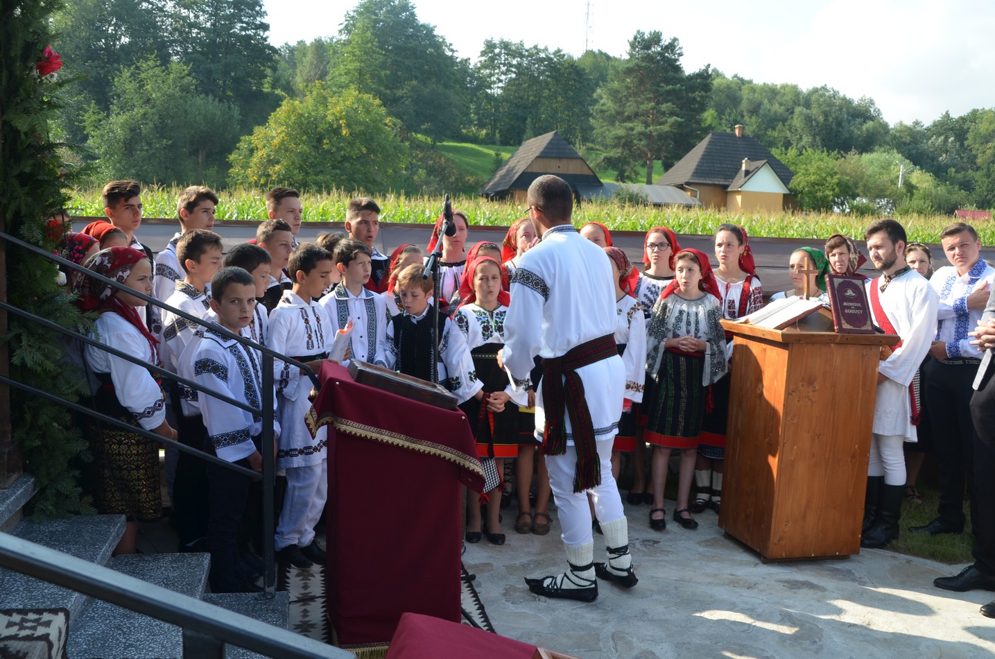 Liturghie arhierească la Vicovu de Jos: „Este de neînchipuit hărnicia și credința dumneavoastră”