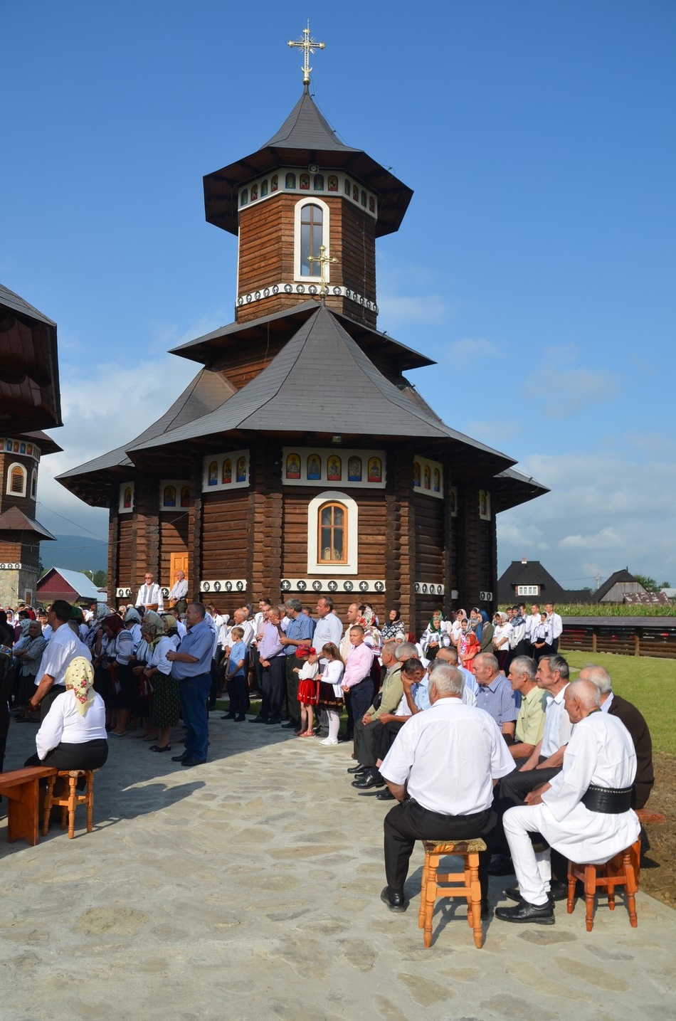 Liturghie arhierească la Vicovu de Jos: „Este de neînchipuit hărnicia și credința dumneavoastră”
