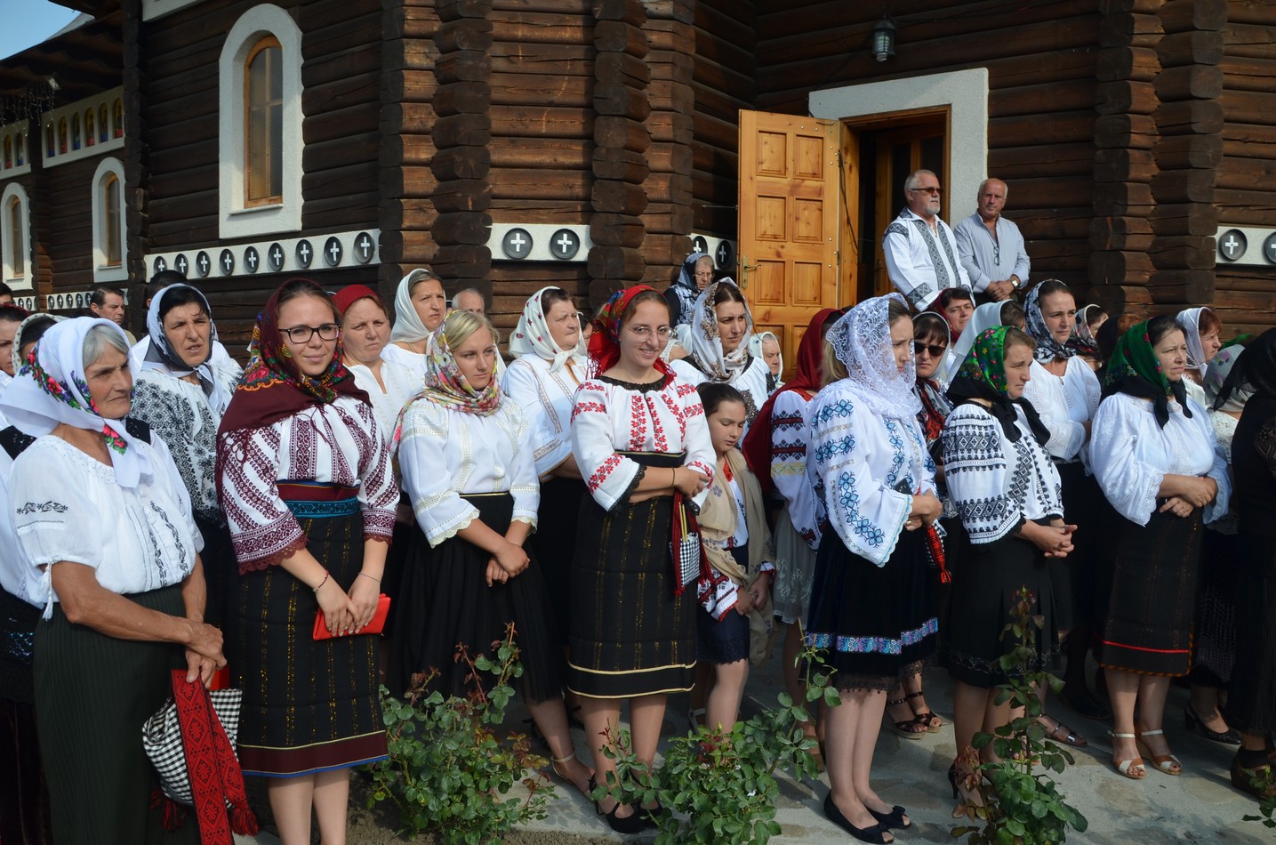 Liturghie arhierească la Vicovu de Jos: „Este de neînchipuit hărnicia și credința dumneavoastră”