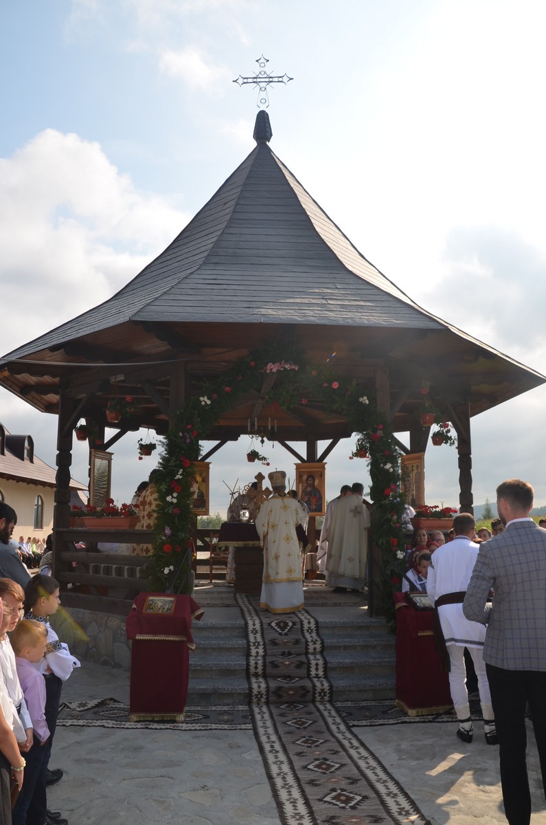 Liturghie arhierească la Vicovu de Jos: „Este de neînchipuit hărnicia și credința dumneavoastră”