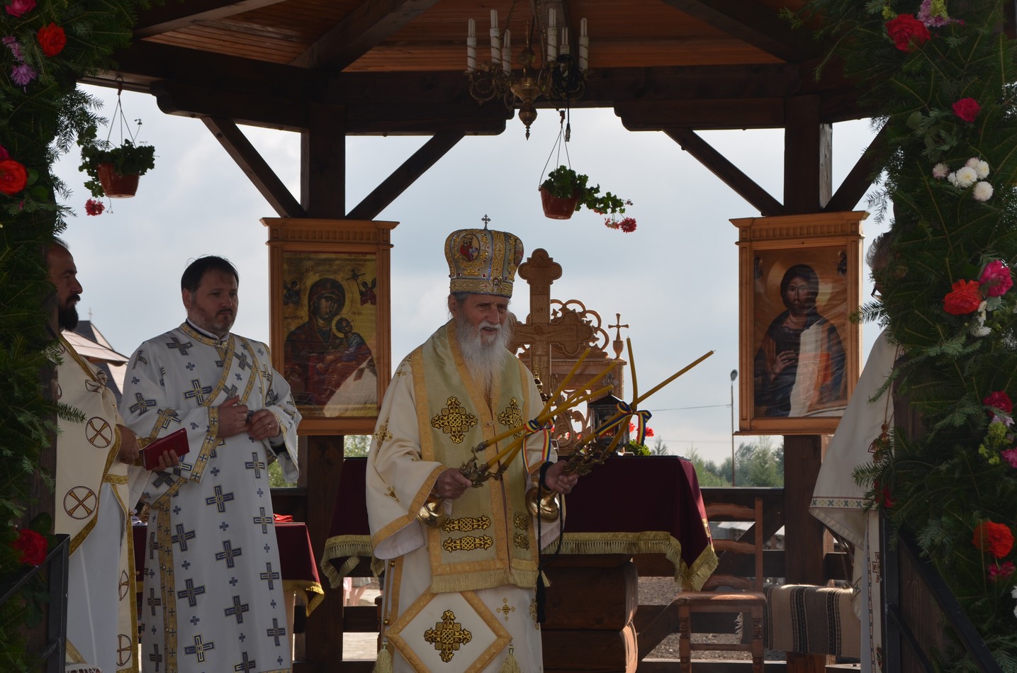 Liturghie arhierească la Vicovu de Jos: „Este de neînchipuit hărnicia și credința dumneavoastră”