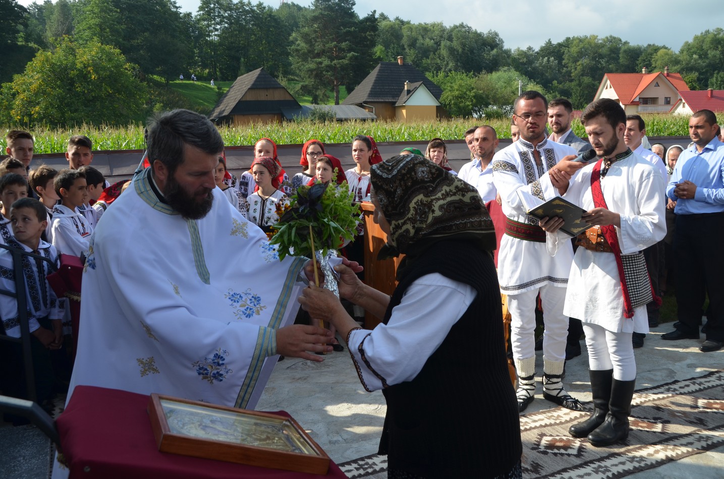 Liturghie arhierească la Vicovu de Jos: „Este de neînchipuit hărnicia și credința dumneavoastră”
