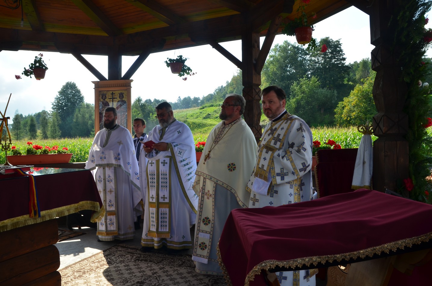 Liturghie arhierească la Vicovu de Jos: „Este de neînchipuit hărnicia și credința dumneavoastră”