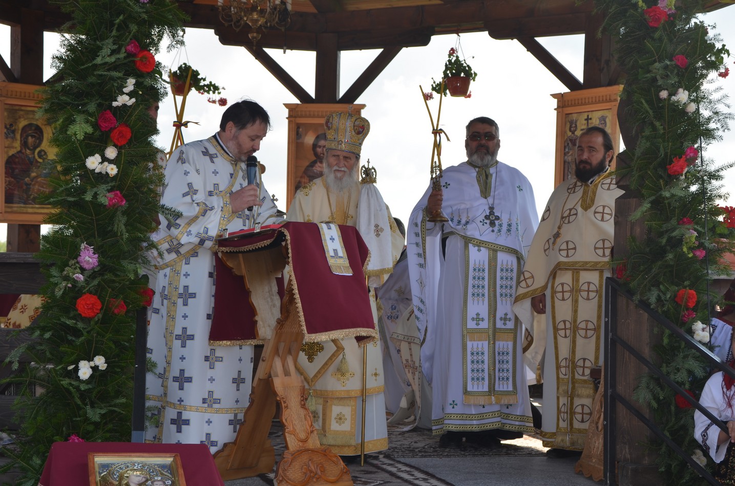 Liturghie arhierească la Vicovu de Jos: „Este de neînchipuit hărnicia și credința dumneavoastră”