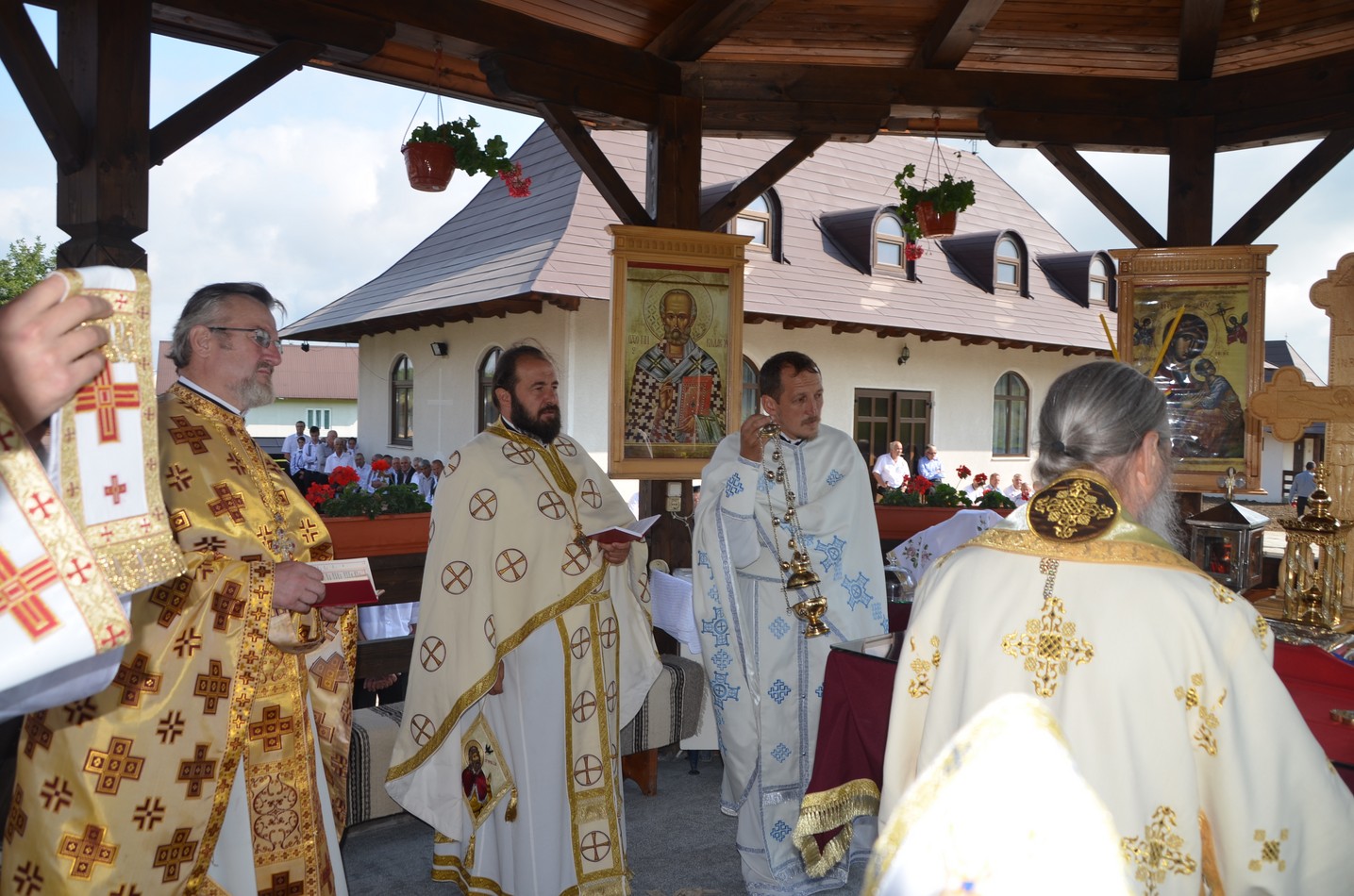 Liturghie arhierească la Vicovu de Jos: „Este de neînchipuit hărnicia și credința dumneavoastră”