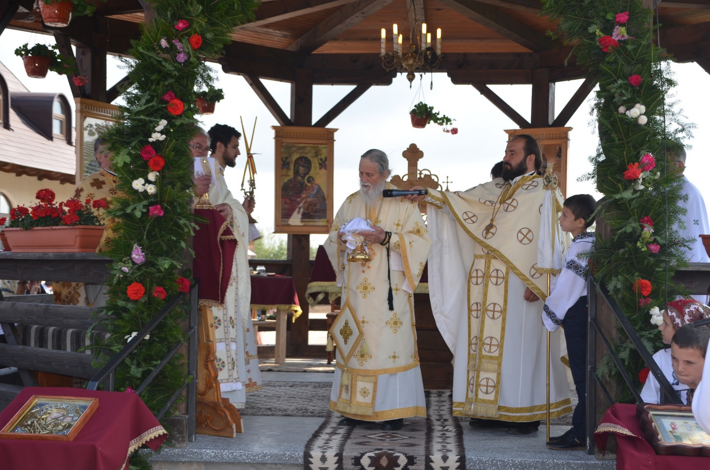 Liturghie arhierească la Vicovu de Jos: „Este de neînchipuit hărnicia și credința dumneavoastră”