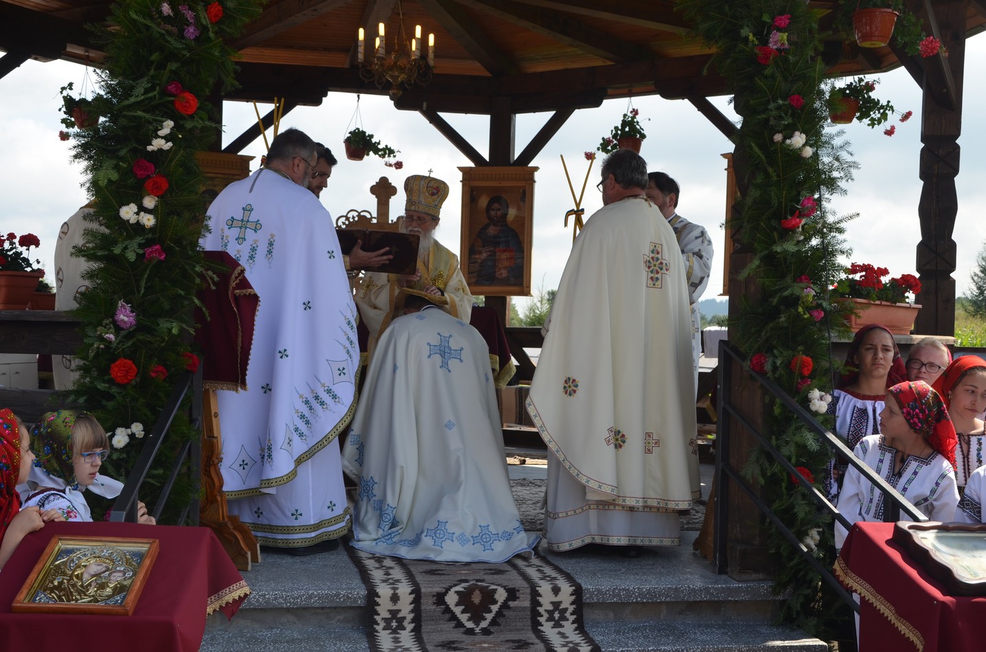 Liturghie arhierească la Vicovu de Jos: „Este de neînchipuit hărnicia și credința dumneavoastră”