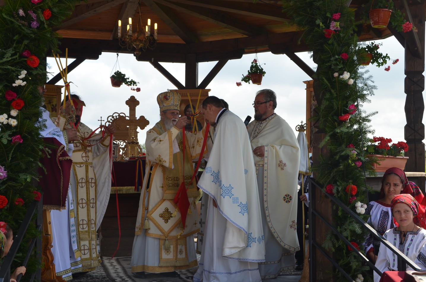 Liturghie arhierească la Vicovu de Jos: „Este de neînchipuit hărnicia și credința dumneavoastră”