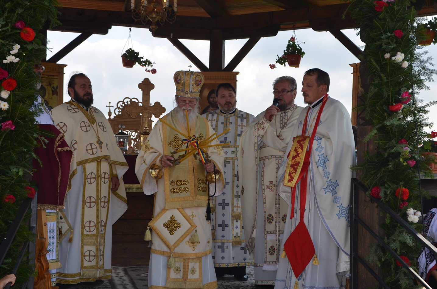 Liturghie arhierească la Vicovu de Jos: „Este de neînchipuit hărnicia și credința dumneavoastră”