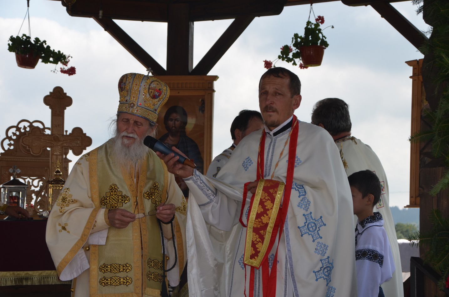 Liturghie arhierească la Vicovu de Jos: „Este de neînchipuit hărnicia și credința dumneavoastră”