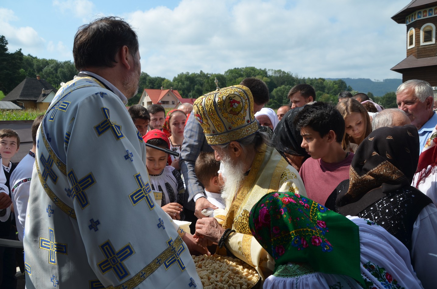Liturghie arhierească la Vicovu de Jos: „Este de neînchipuit hărnicia și credința dumneavoastră”