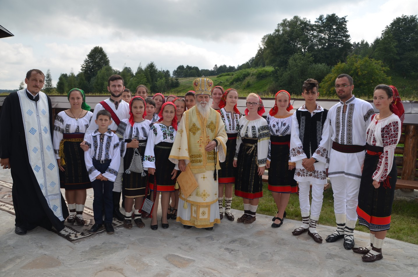 Liturghie arhierească la Vicovu de Jos: „Este de neînchipuit hărnicia și credința dumneavoastră”