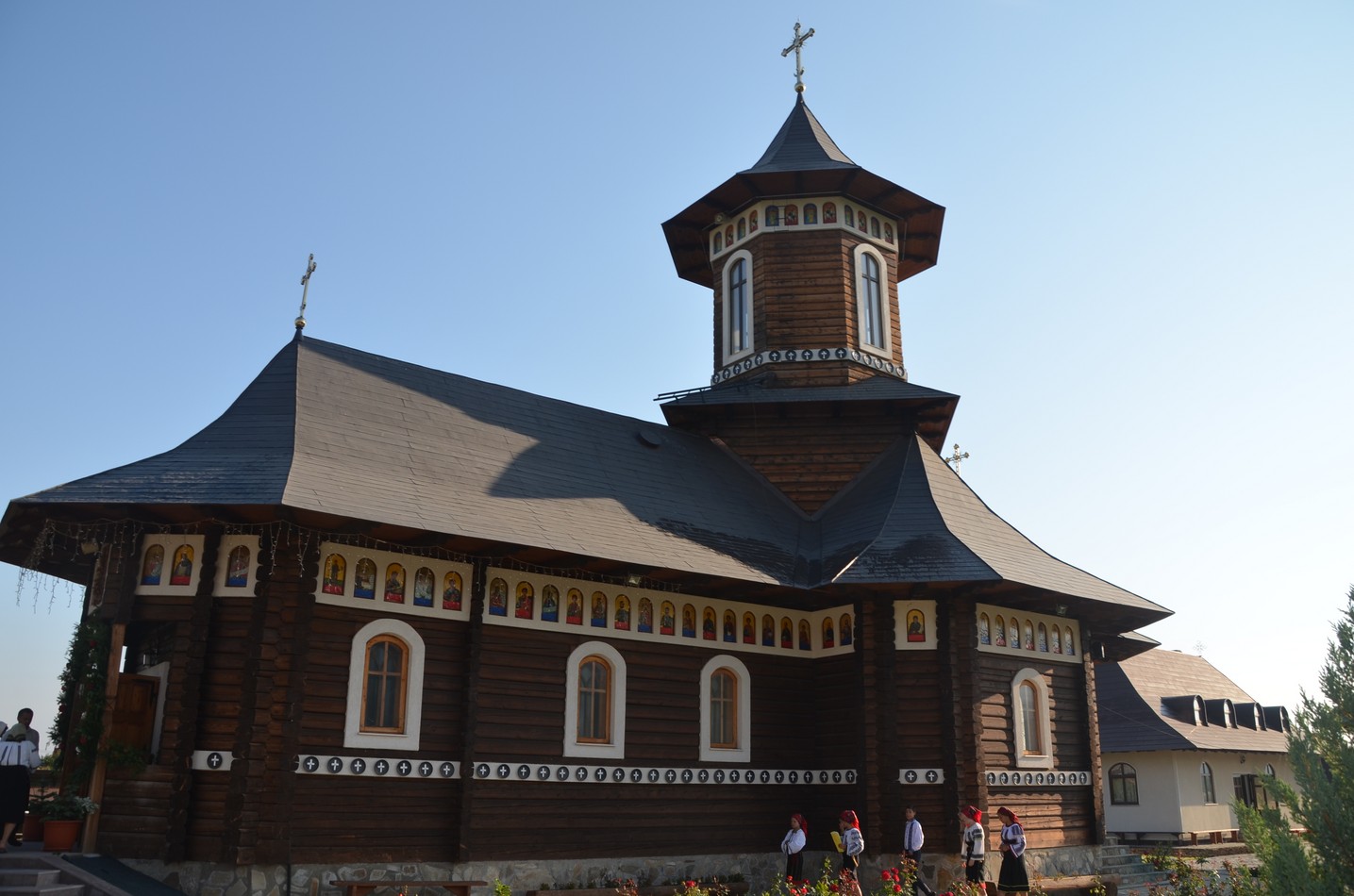 Liturghie arhierească la Vicovu de Jos: „Este de neînchipuit hărnicia și credința dumneavoastră”