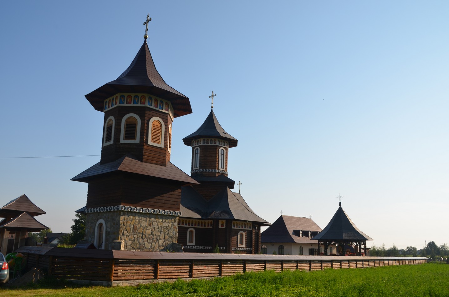 Liturghie arhierească la Vicovu de Jos: „Este de neînchipuit hărnicia și credința dumneavoastră”