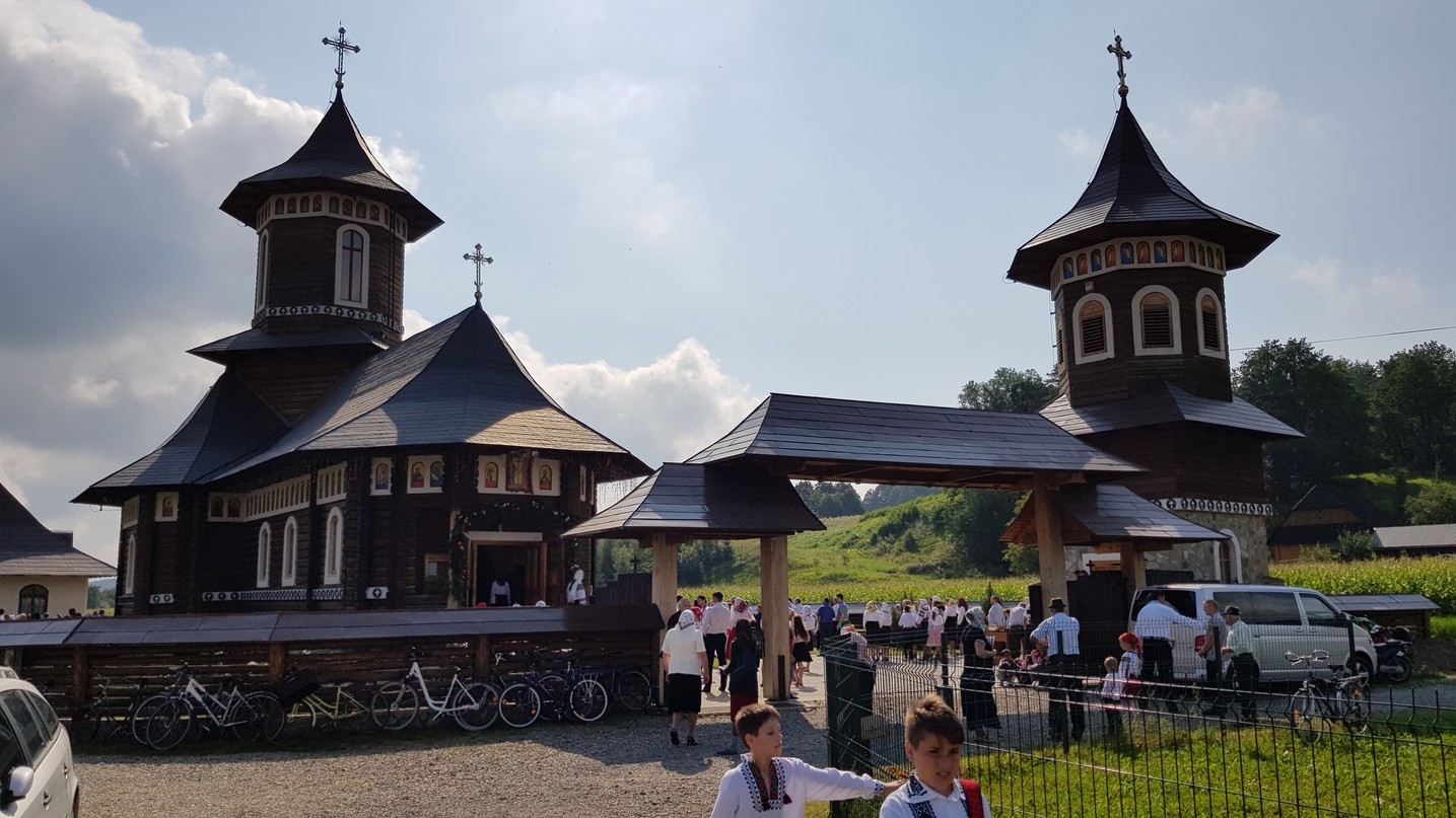 Liturghie arhierească la Vicovu de Jos: „Este de neînchipuit hărnicia și credința dumneavoastră”