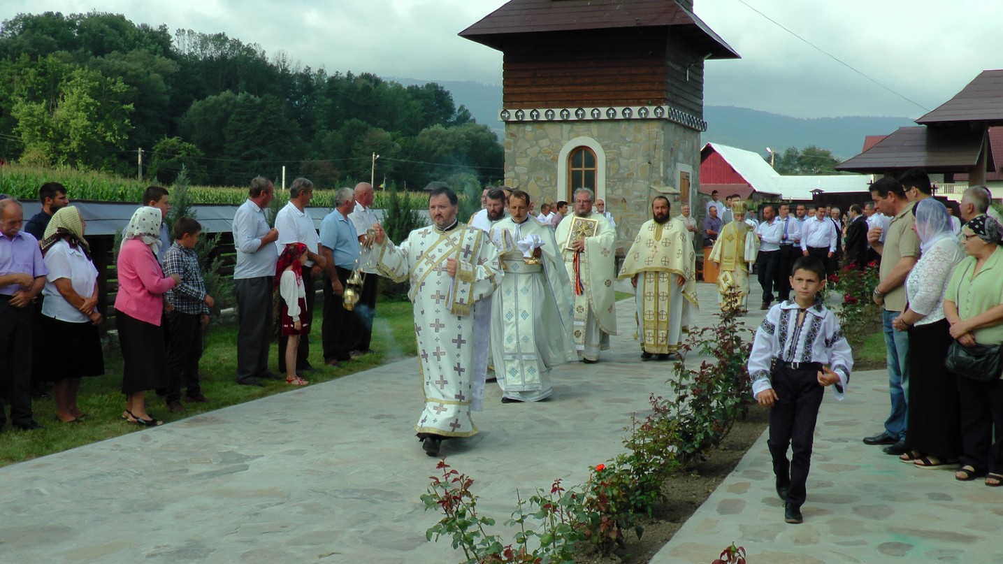 Liturghie arhierească la Vicovu de Jos: „Este de neînchipuit hărnicia și credința dumneavoastră”