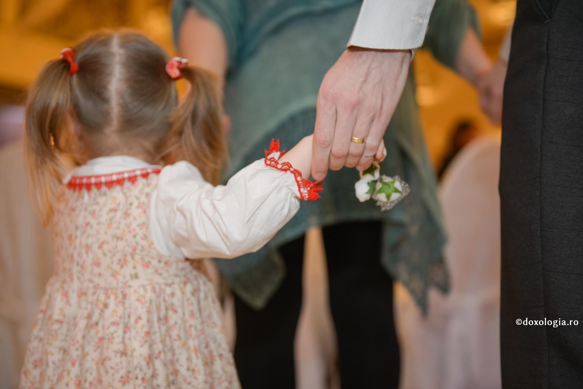 Cuvânt pentru părinții copiilor care suferă de boli / Foto: Oana Nechifor tată ținând fiica de mână