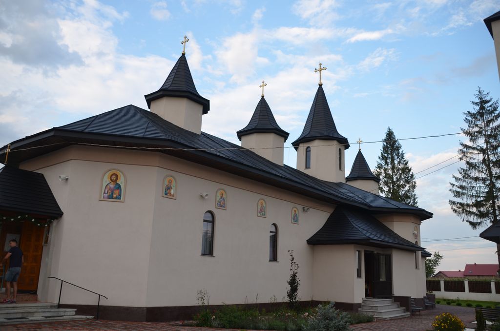 Preasfințitul Damaschin a resfinţit Biserica „Pogorărea Sfântului Duh” din Bivolărie - Vicovu de Sus