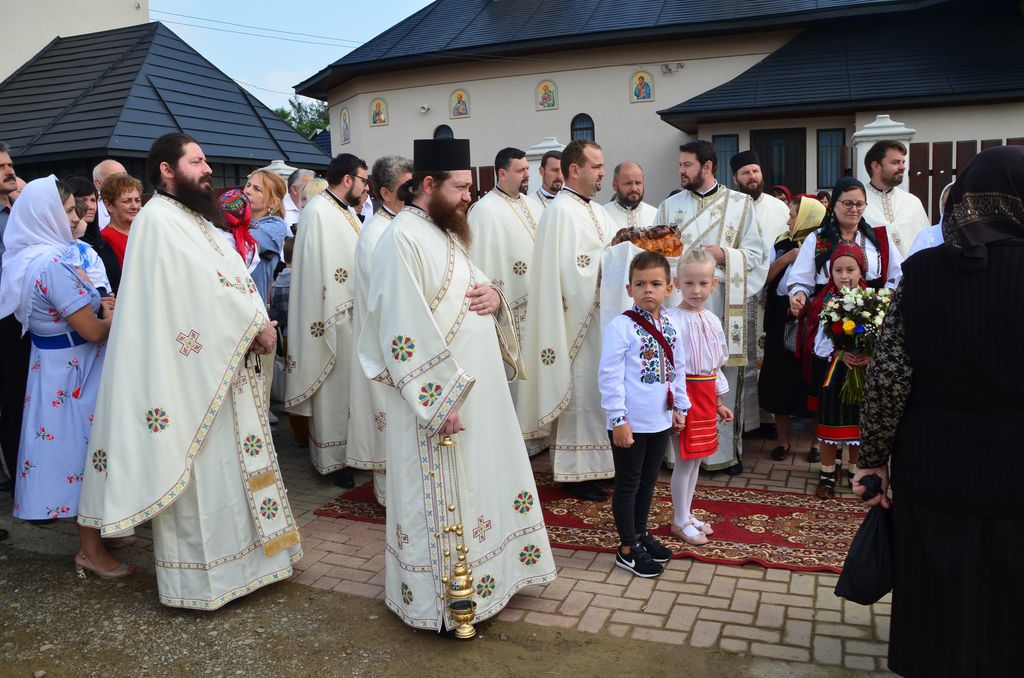 Preasfințitul Damaschin a resfinţit Biserica „Pogorărea Sfântului Duh” din Bivolărie - Vicovu de Sus