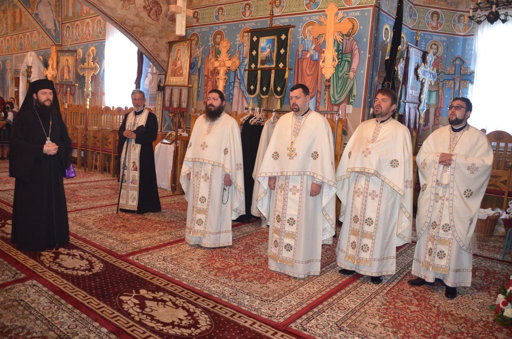 Preasfințitul Damaschin a resfinţit Biserica „Pogorărea Sfântului Duh” din Bivolărie - Vicovu de Sus