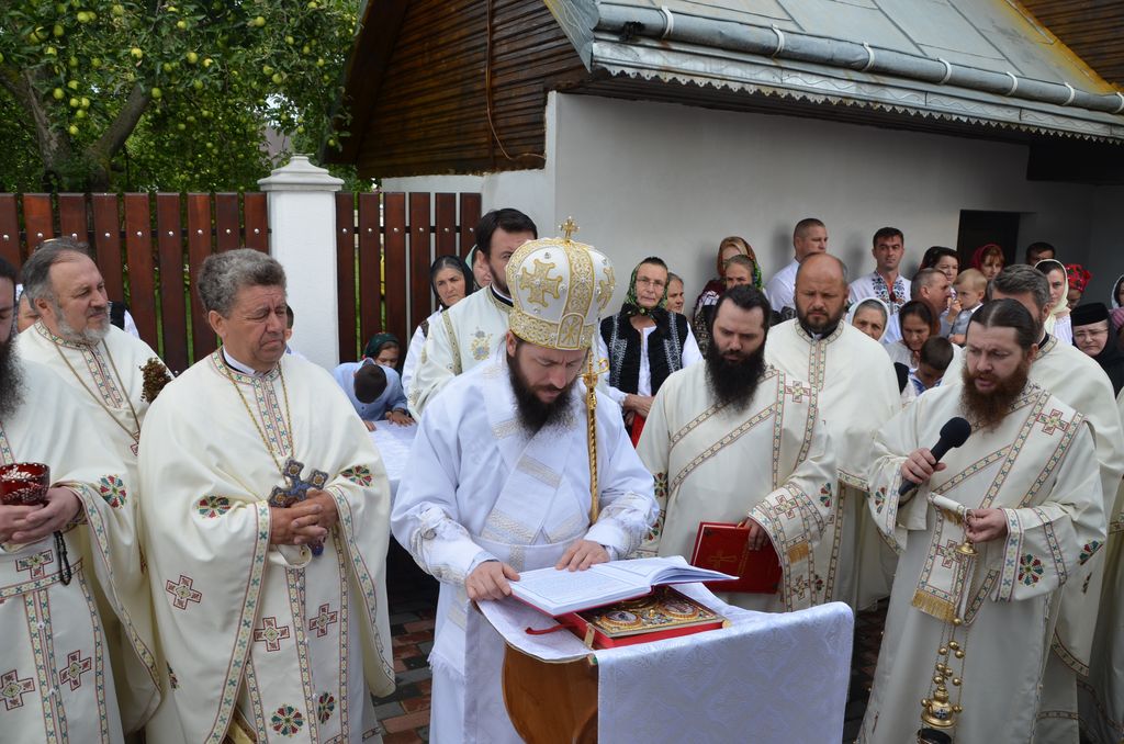 Preasfințitul Damaschin a resfinţit Biserica „Pogorărea Sfântului Duh” din Bivolărie - Vicovu de Sus