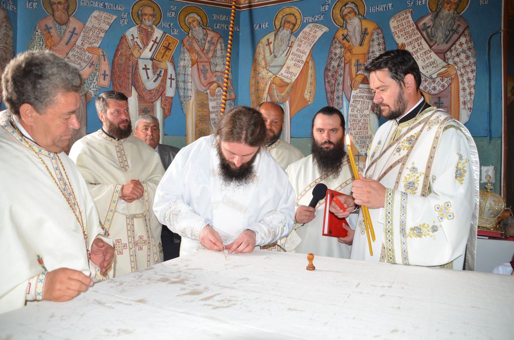 Preasfințitul Damaschin a resfinţit Biserica „Pogorărea Sfântului Duh” din Bivolărie - Vicovu de Sus