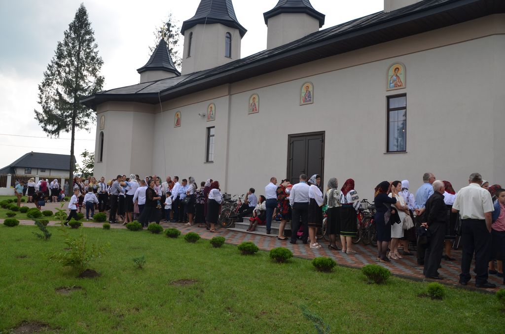 Preasfințitul Damaschin a resfinţit Biserica „Pogorărea Sfântului Duh” din Bivolărie - Vicovu de Sus