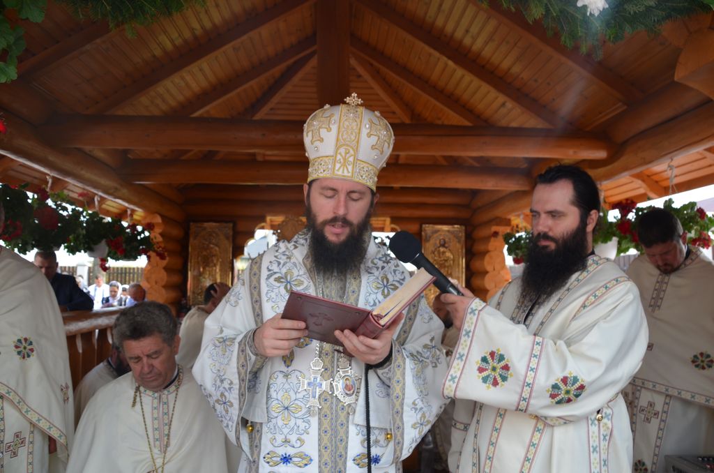 Preasfințitul Damaschin a resfinţit Biserica „Pogorărea Sfântului Duh” din Bivolărie - Vicovu de Sus