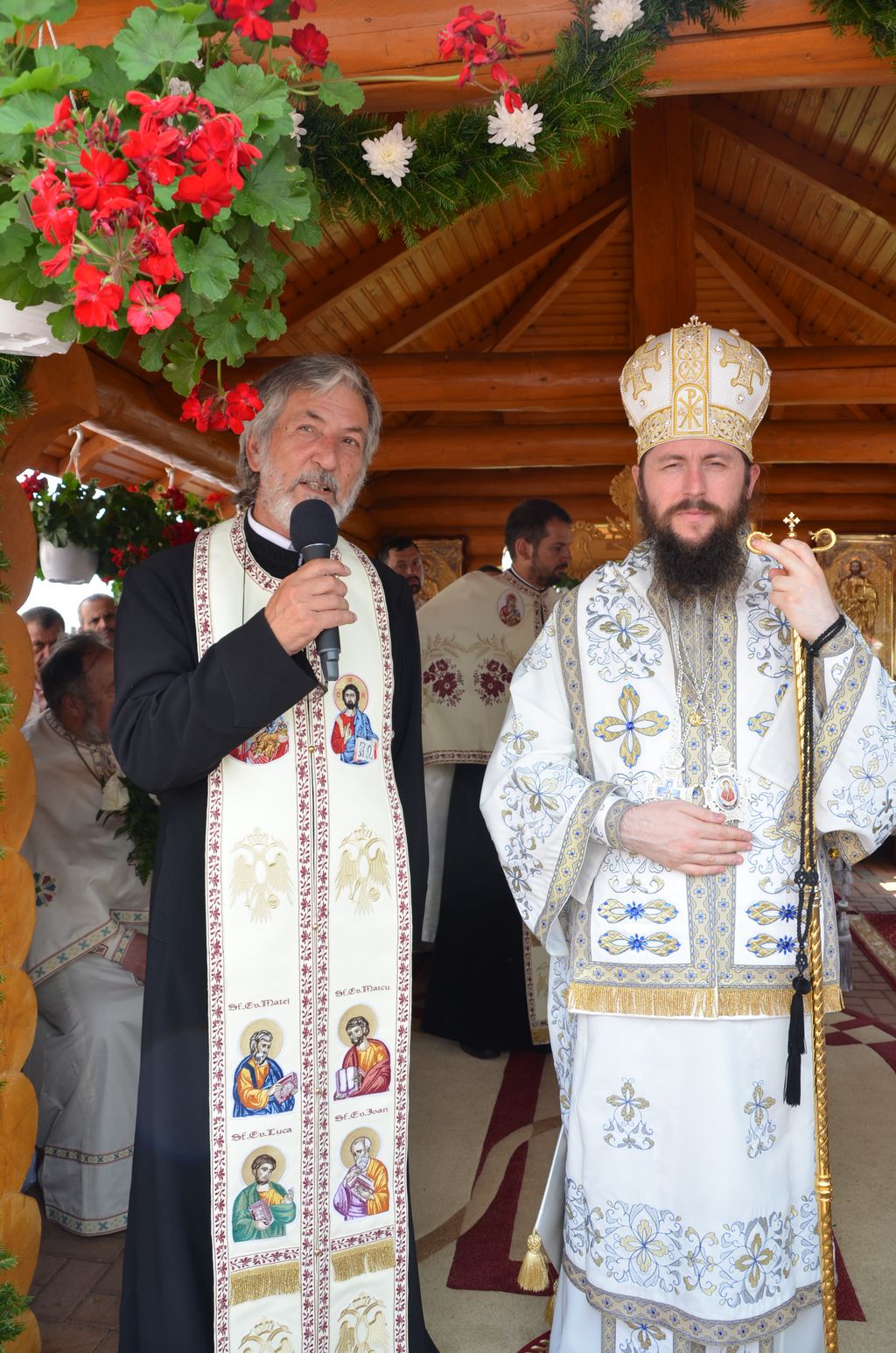 Preasfințitul Damaschin a resfinţit Biserica „Pogorărea Sfântului Duh” din Bivolărie - Vicovu de Sus