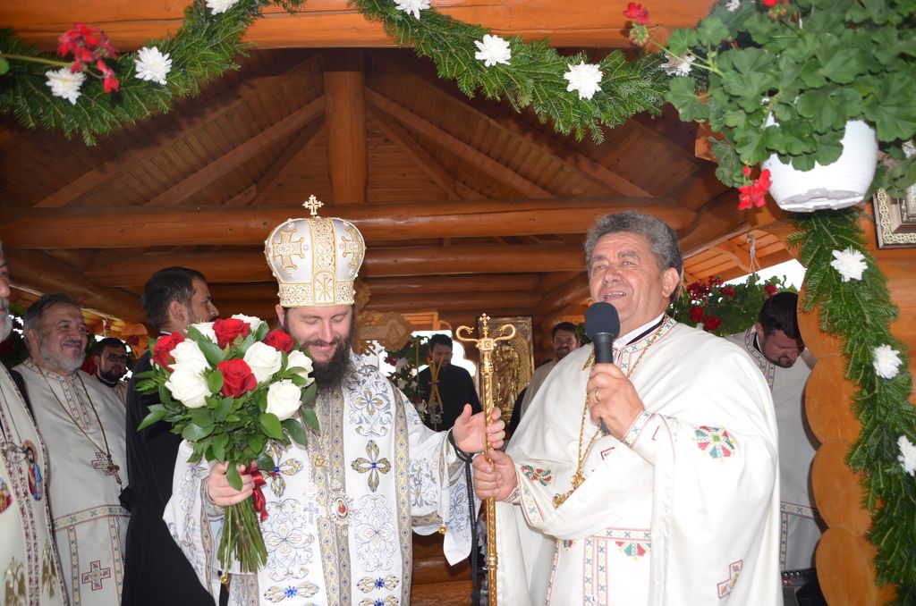 Preasfințitul Damaschin a resfinţit Biserica „Pogorărea Sfântului Duh” din Bivolărie - Vicovu de Sus