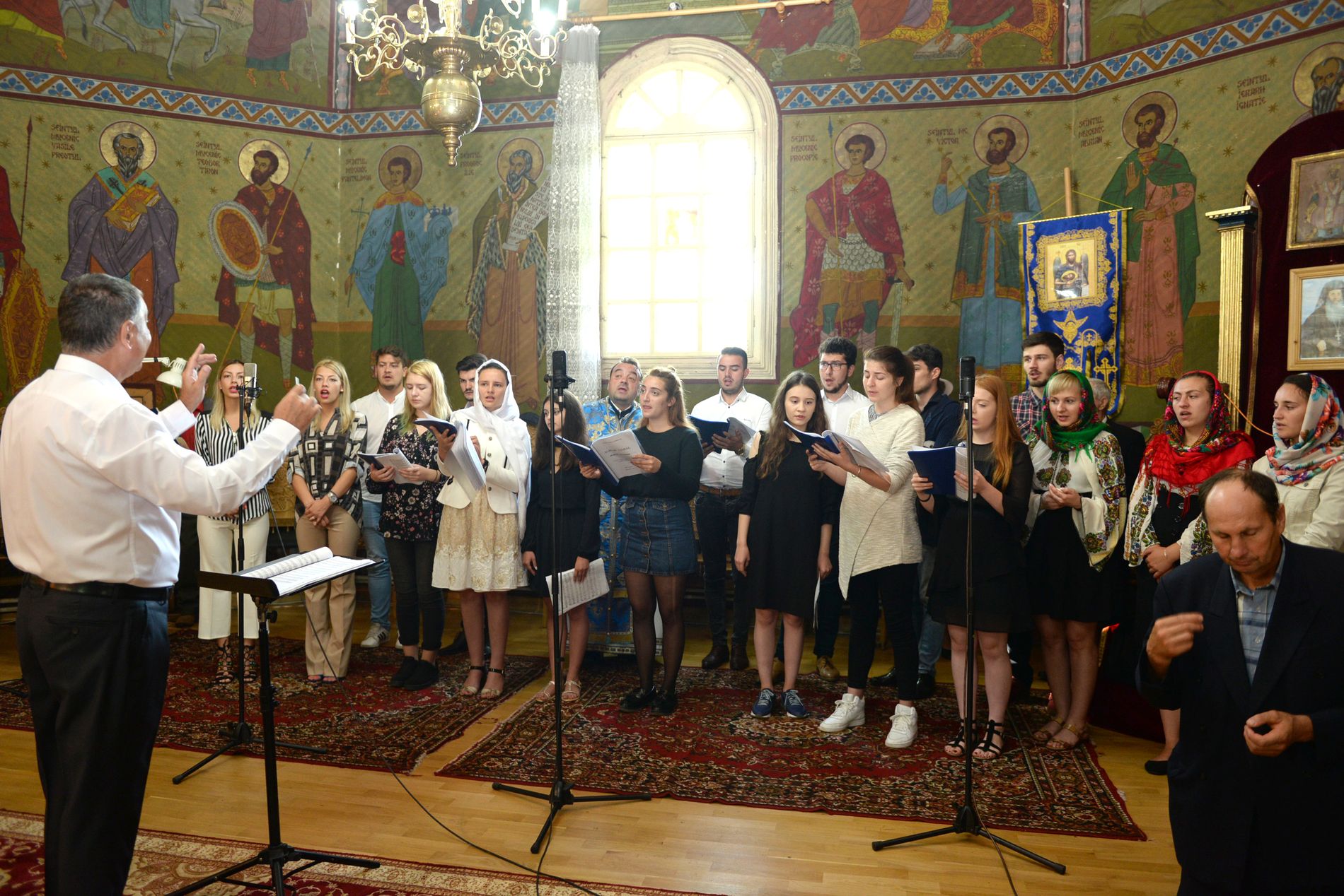 Tabere de pictură și muzică bisericească, la Dorna Candrenilor