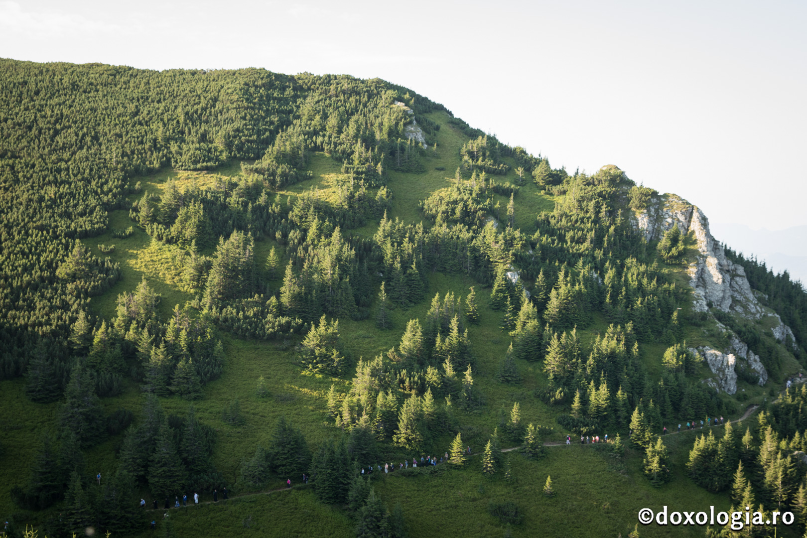 Foto: Oana Nechifor Schimbarea la Față pe Muntele Ceahlău: IPS Mitropolit Teofan a săvârșit Sfânta Liturghie