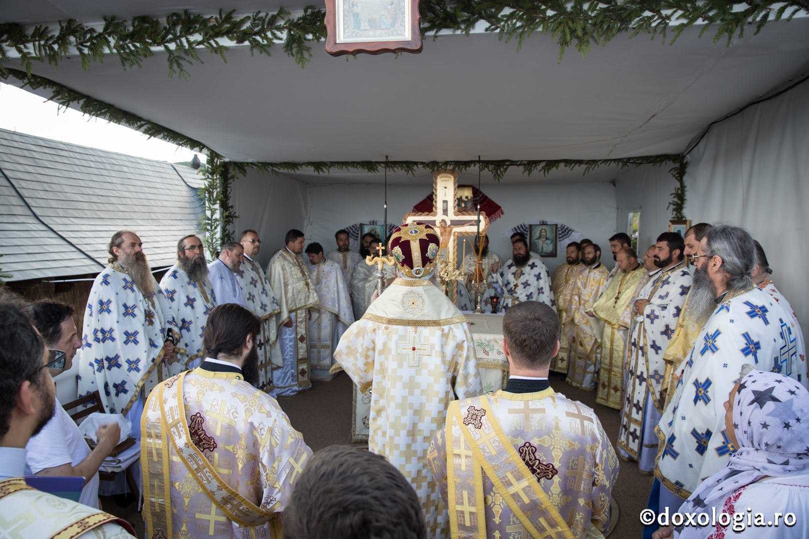 Schimbarea la Față pe Muntele Ceahlău: IPS Mitropolit Teofan a săvârșit Sfânta Liturghie Schimbarea la Față pe Muntele Ceahlău: IPS Mitropolit Teofan a săvârșit Sfânta Liturghie