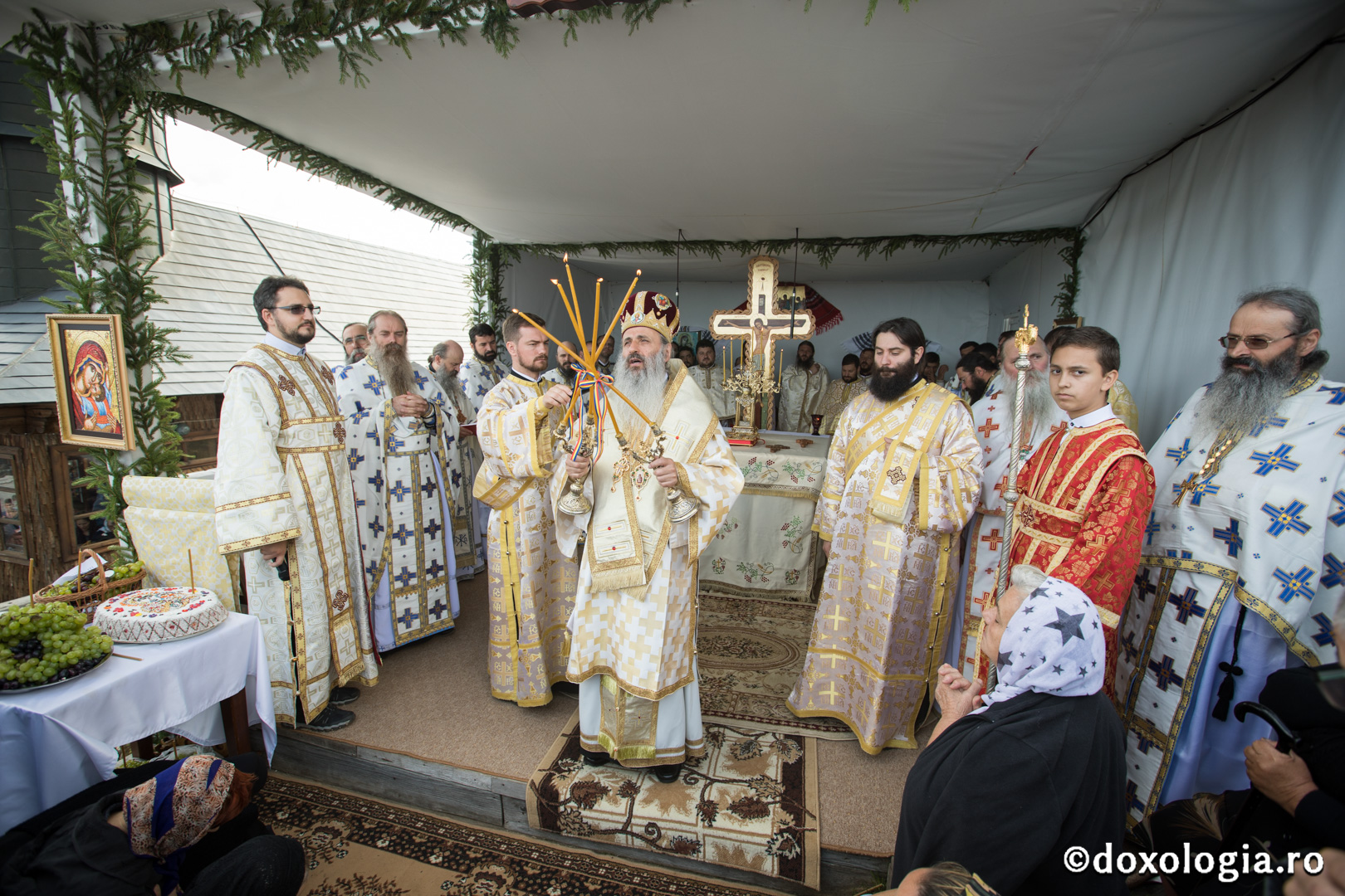 Foto: Oana Nechifor Schimbarea la Față pe Muntele Ceahlău: IPS Mitropolit Teofan a săvârșit Sfânta Liturghie