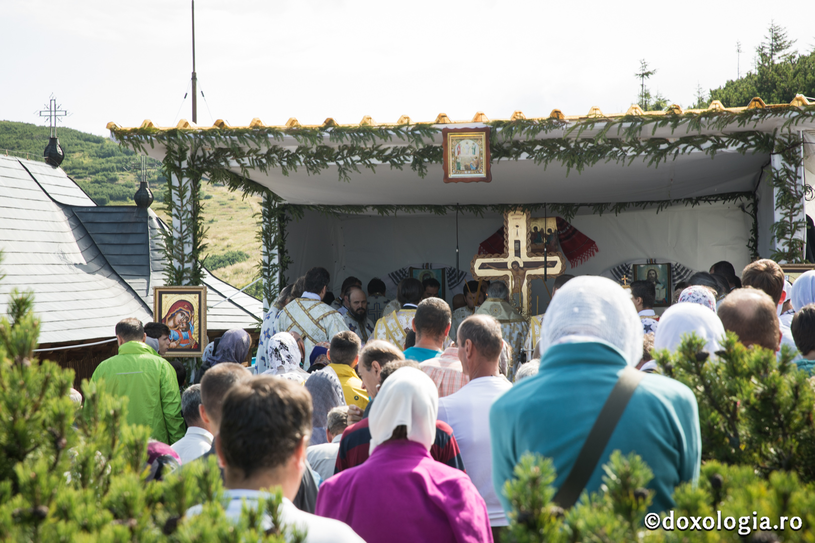 Foto: Oana Nechifor Schimbarea la Față pe Muntele Ceahlău: IPS Mitropolit Teofan a săvârșit Sfânta Liturghie