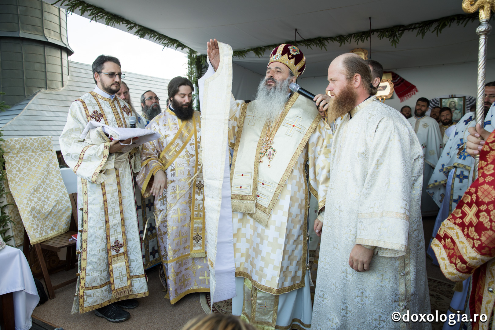 Părintele ierodiacon Zosima Rotariu a fost hirotonit de IPS  Mitropolit Teofan întru ieromonah/ Foto: Oana Nechifor Schimbarea la Față pe Muntele Ceahlău: IPS Mitropolit Teofan a săvârșit Sfânta Liturghie