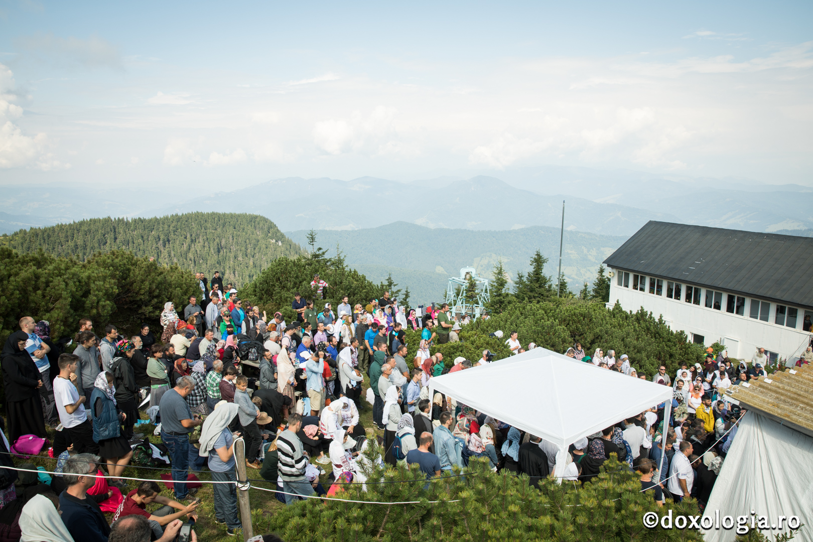 Foto: Oana Nechifor Schimbarea la Față pe Muntele Ceahlău: IPS Mitropolit Teofan a săvârșit Sfânta Liturghie