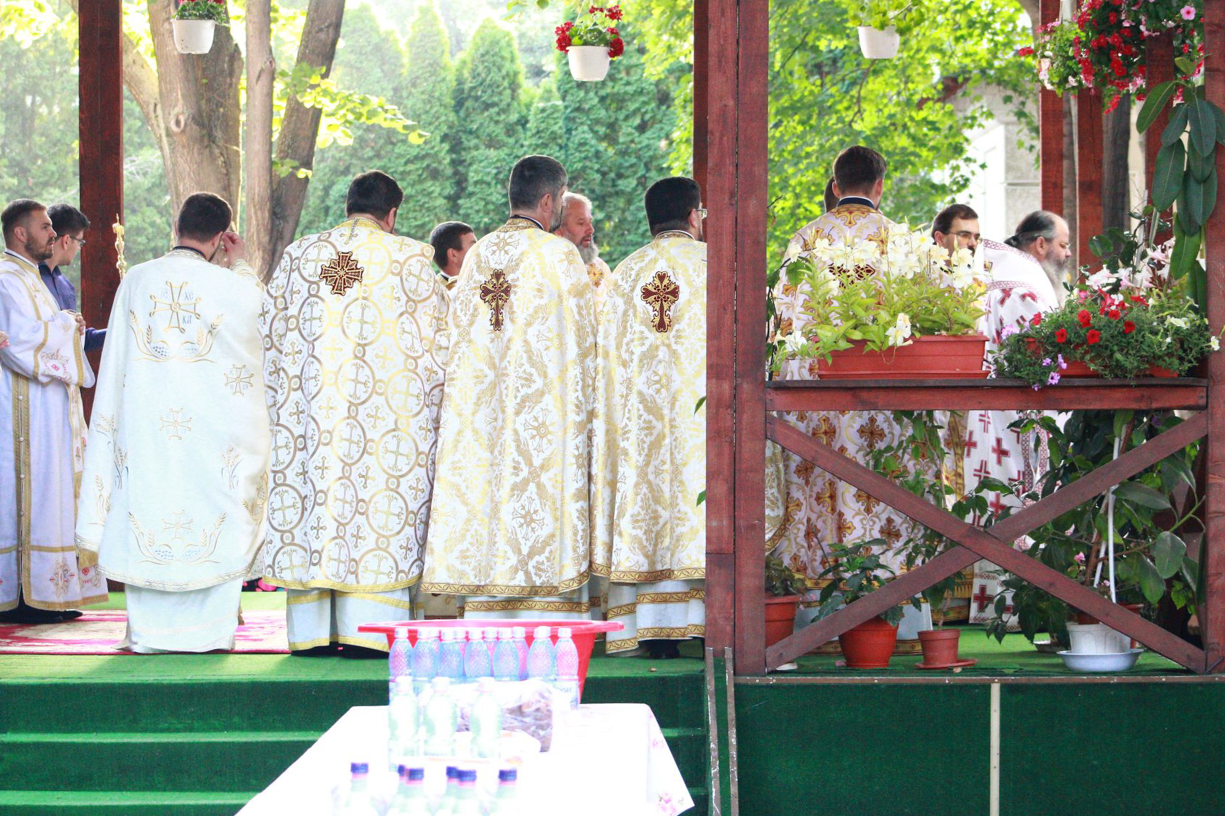 Conferință cu Pr. Constantin Necula, ateliere de comunicare, „Marşul Tineretului” și concert de muzică populară la prima ediție ITOV