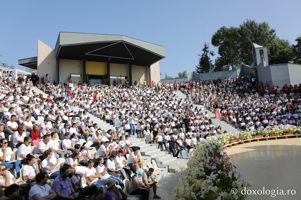 Conferință cu Pr. Constantin Necula, ateliere de comunicare, „Marşul Tineretului” și concert de muzică populară la prima ediție ITOV