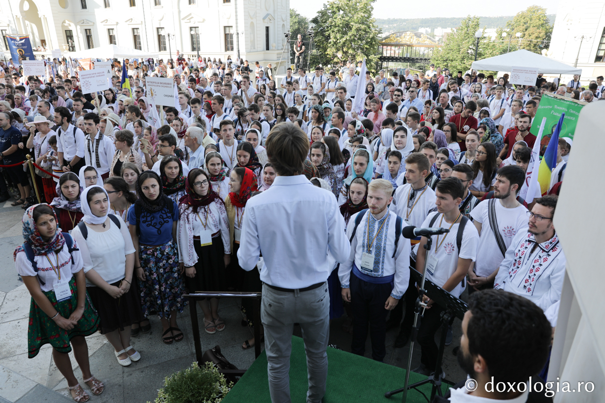 Foto: Oana Nechifor 2000 de tineri la slujba Sfintei Liturghii din cadrul Întâlnirii Tinerilor Ortodocși din Moldova de la Iași