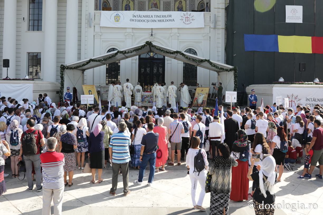 Foto: Oana Nechifor 2000 de tineri la slujba Sfintei Liturghii din cadrul Întâlnirii Tinerilor Ortodocși din Moldova de la Iași