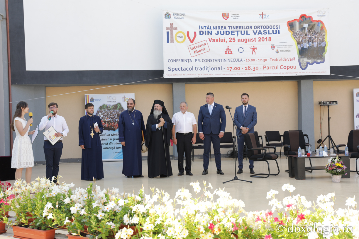 Conferință cu Pr. Constantin Necula, ateliere de comunicare, „Marşul Tineretului” și concert de muzică populară la prima ediție ITOV