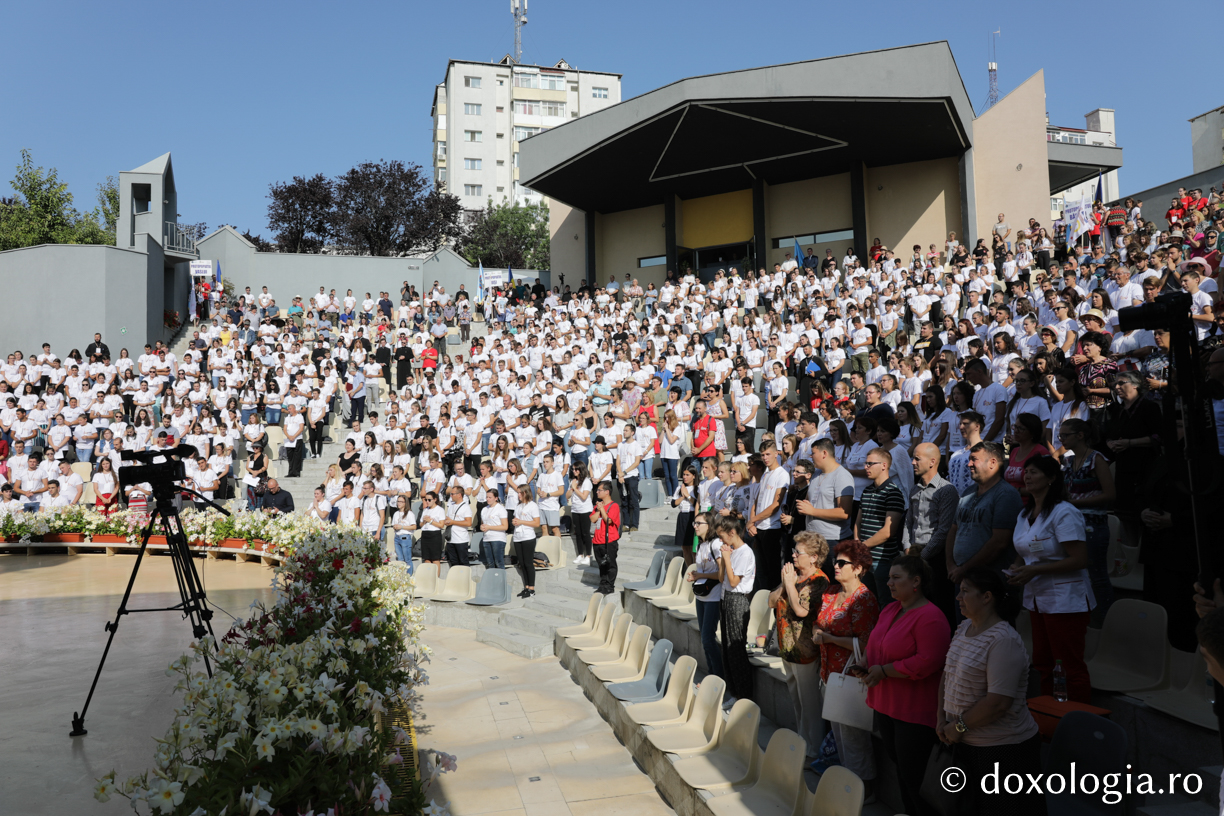 Conferință cu Pr. Constantin Necula, ateliere de comunicare, „Marşul Tineretului” și concert de muzică populară la prima ediție ITOV