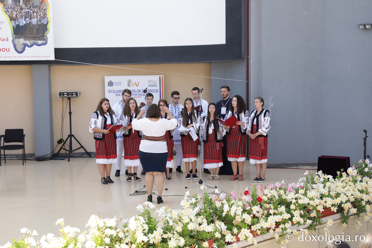 Conferință cu Pr. Constantin Necula, ateliere de comunicare, „Marşul Tineretului” și concert de muzică populară la prima ediție ITOV